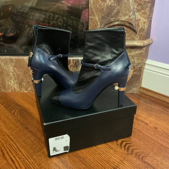 CHANEL NAVY & BLACK PEARL ACENT LAMBSKIN LEATHER HEELED ANKLE BOOTIES !! - Picture 11 of 11